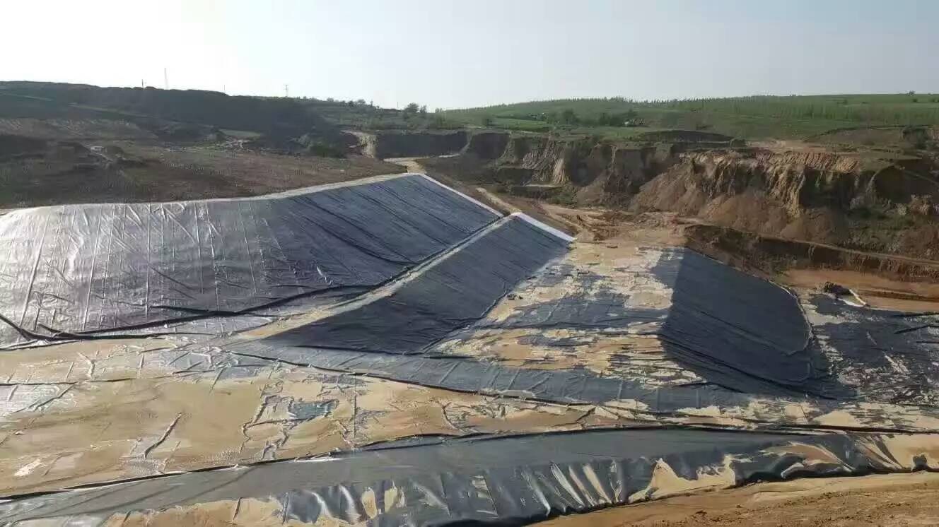 內蒙尾礦庫防滲土工膜施工現場(chǎng)